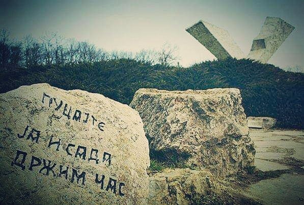 Sumarice-spomenik-Pucajte-ja-i-sada-drzim-cas